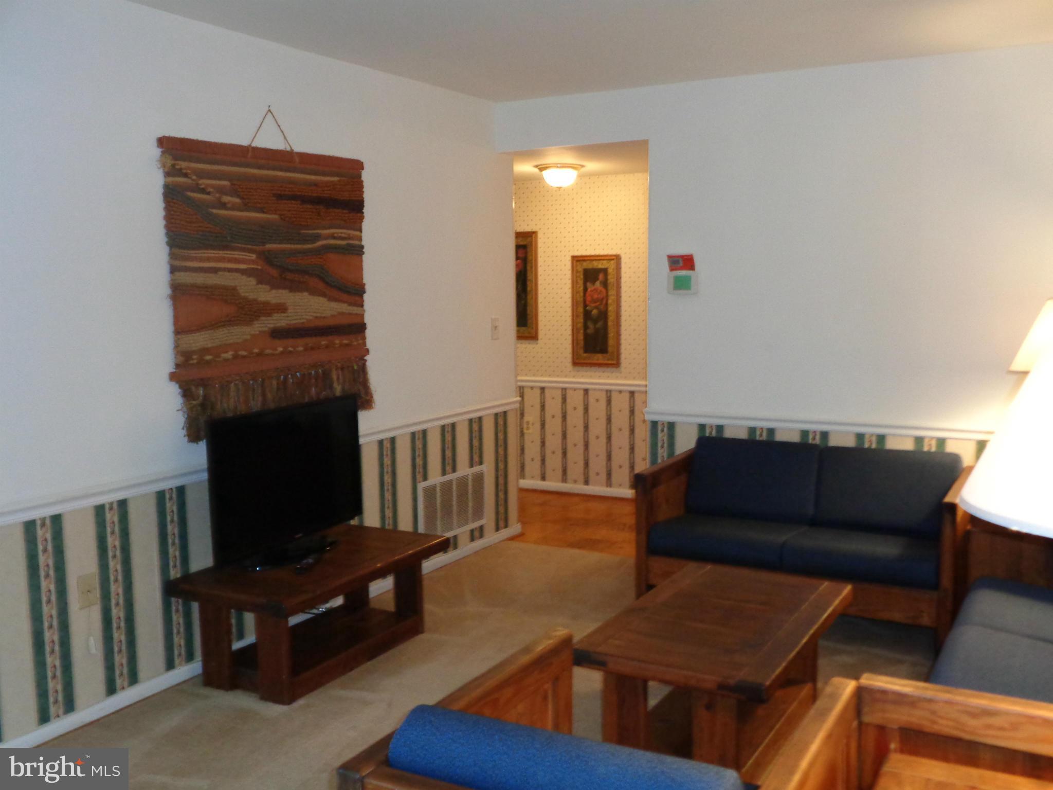 15 Hamill Road, Unit 15C Baltimore, MD 21210 - Photo 5 of 21 Living Room