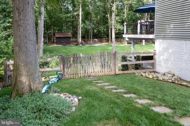 a view of a house with backyard