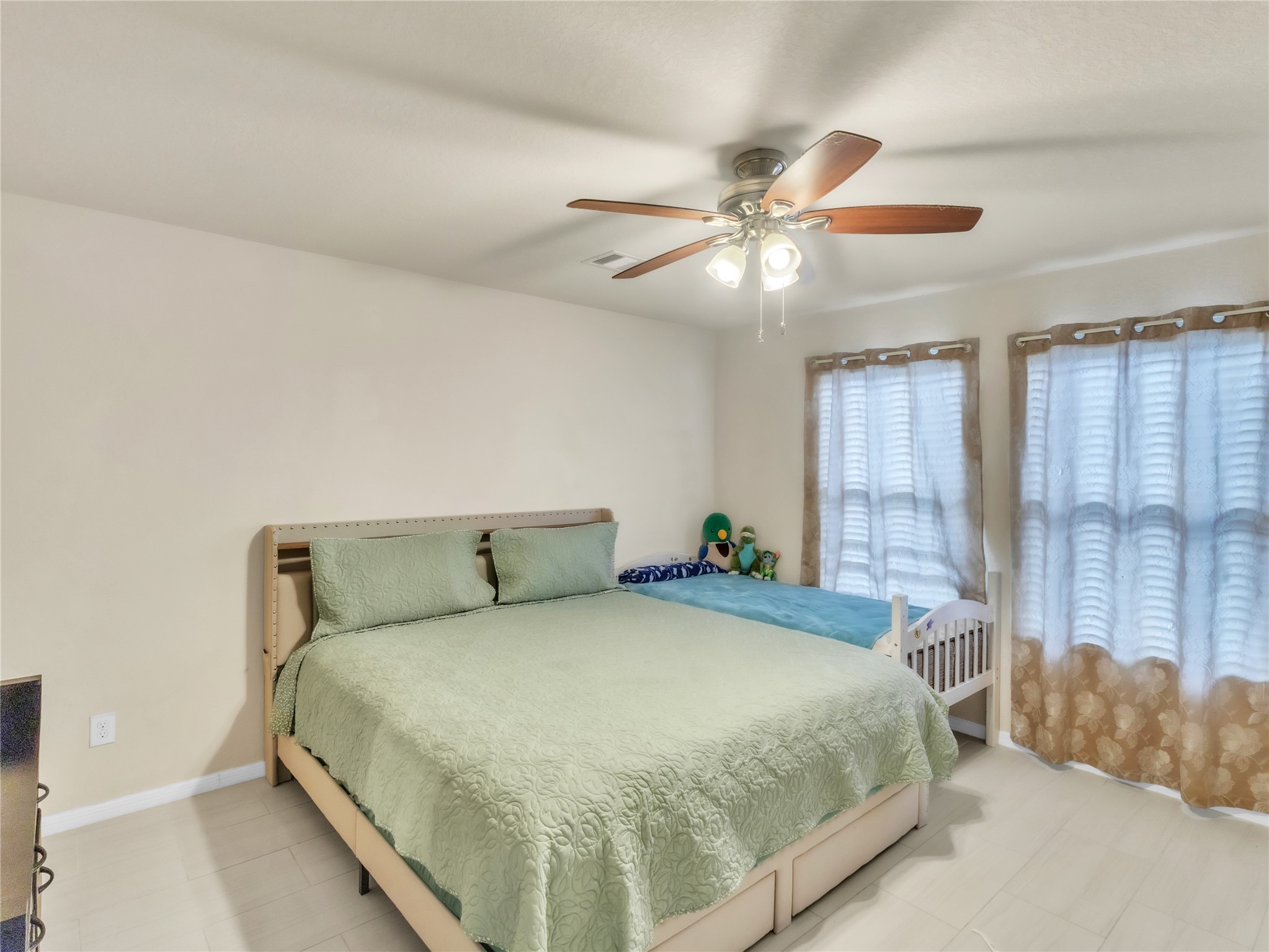 10515 Ince Lane Houston, TX 77040 - Photo 12 of 31 Primary bedroom 1
