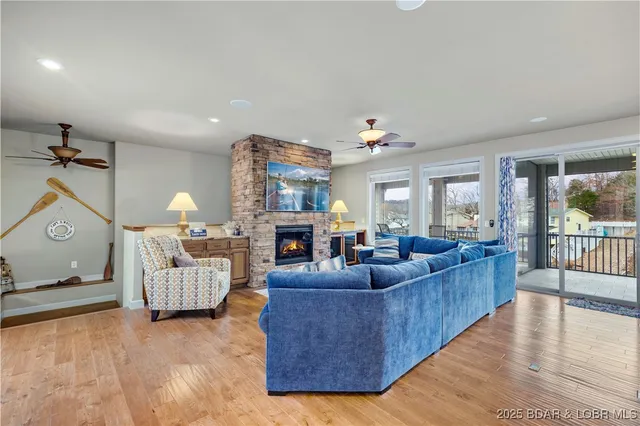 $829,900 | 27112 White Horse Circle, Rocky Mount, MO 65072