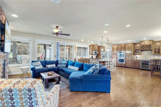 $829,900 | 27112 White Horse Circle, Rocky Mount, MO 65072