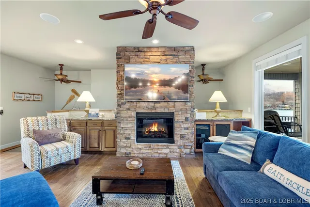 $829,900 | 27112 White Horse Circle, Rocky Mount, MO 65072