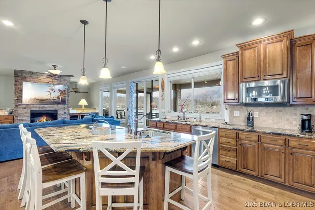 $829,900 | 27112 White Horse Circle, Rocky Mount, MO 65072