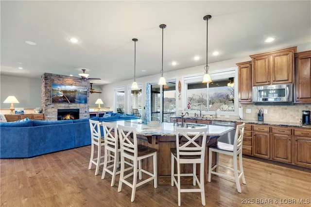 $829,900 | 27112 White Horse Circle, Rocky Mount, MO 65072