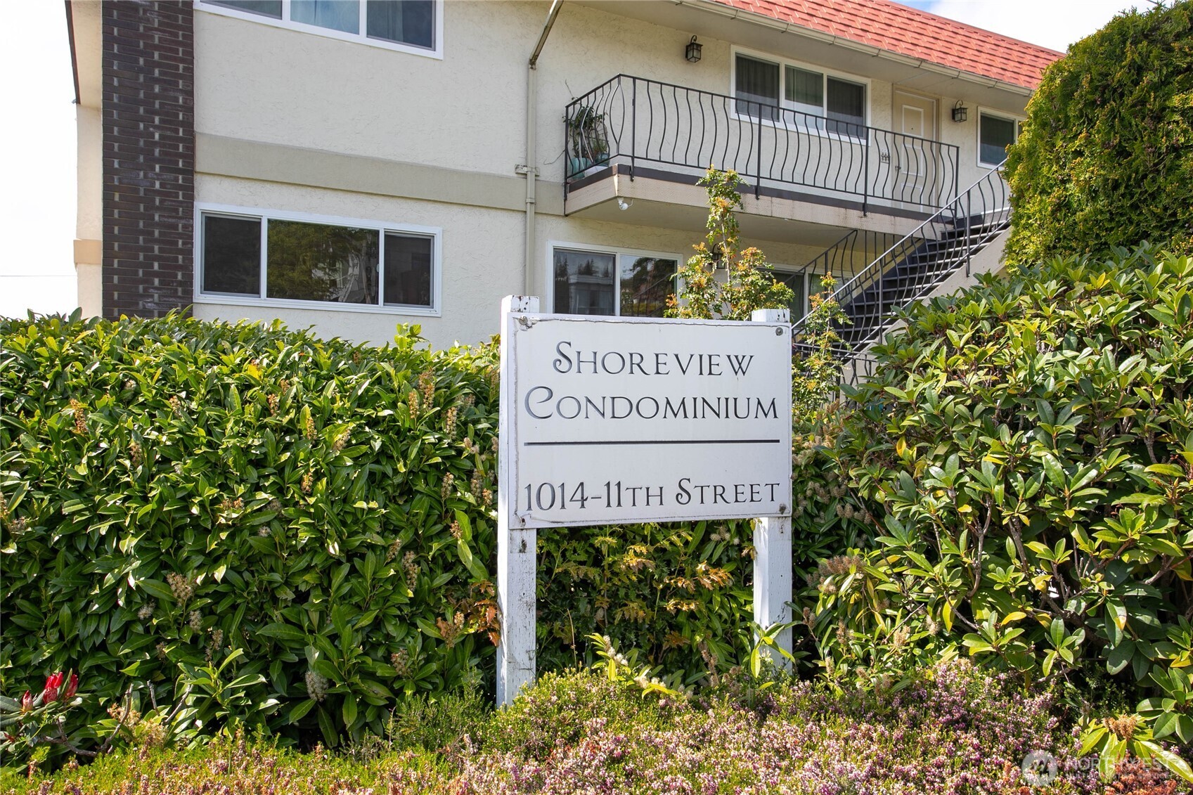 1014 11th Street, Unit 302 Bellingham, WA 98225 - Photo 28 of 30 a sign on the side of a building