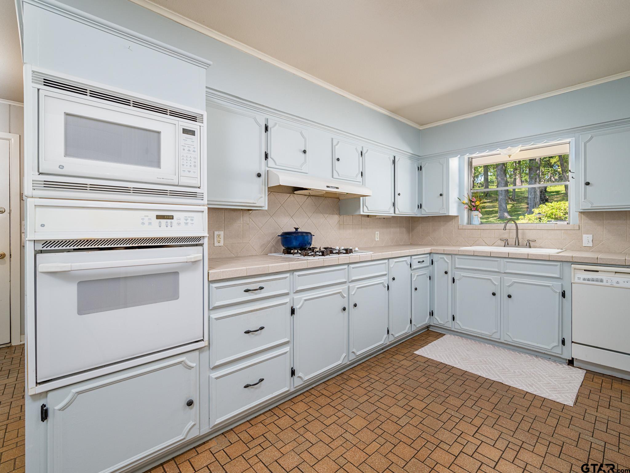 3203 Dinah Lane Tyler, TX 75701 - Photo 8 of 33 a kitchen with cabinets appliances and a window