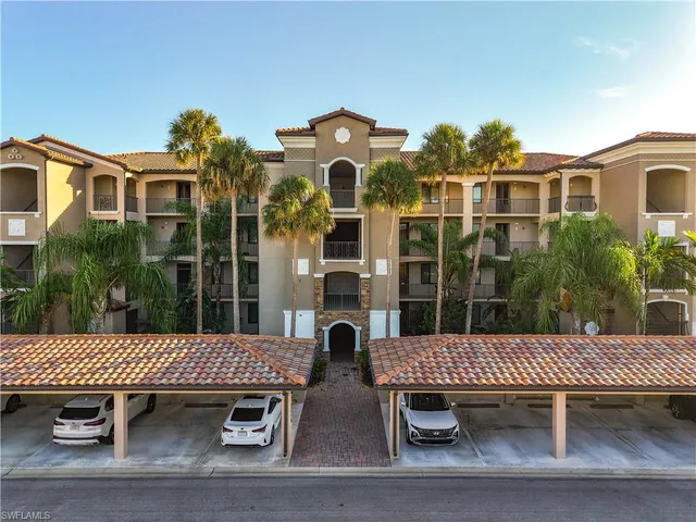 a view of a house with backyard and plants