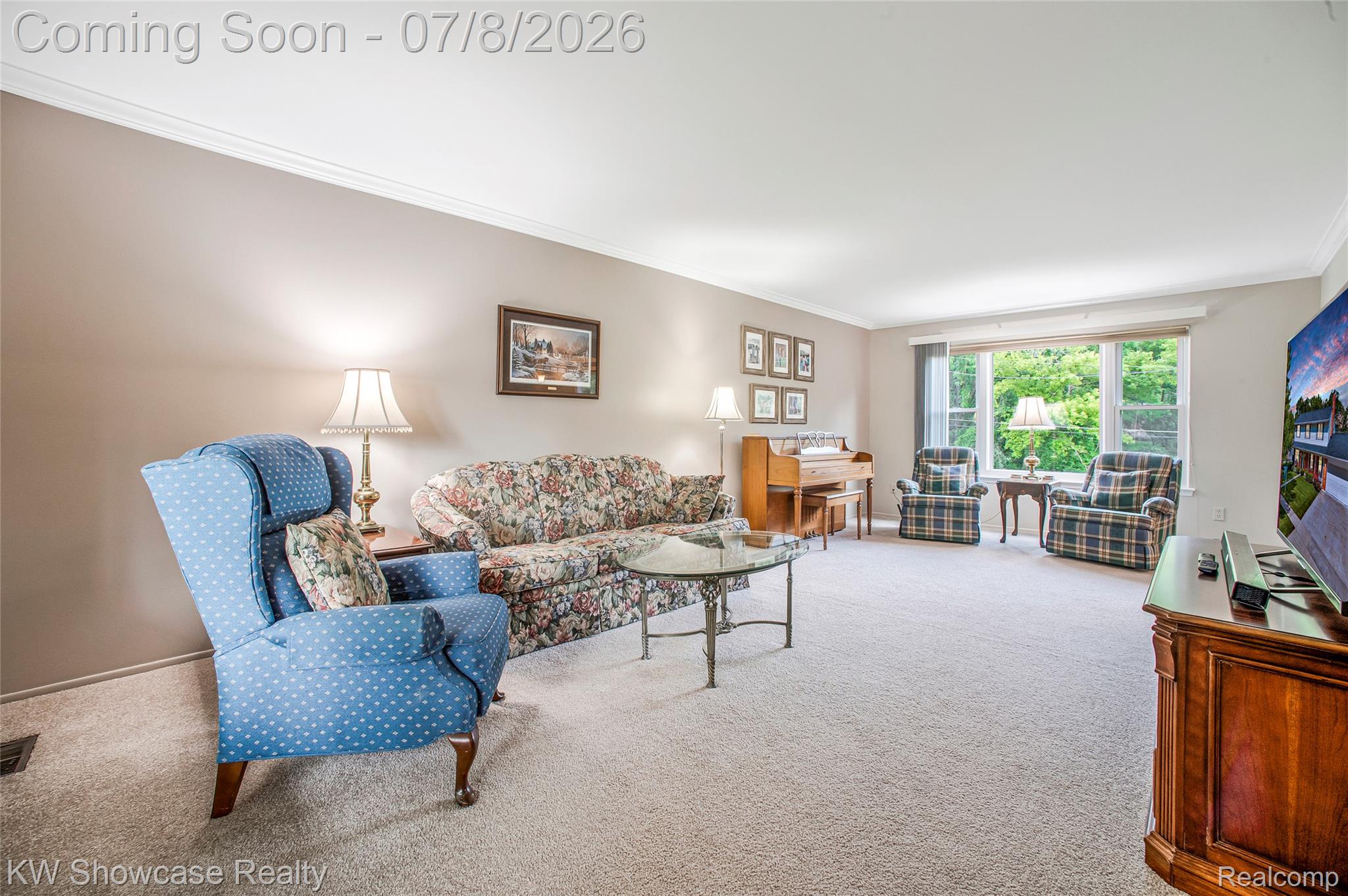 16720 Wayne Road Livonia, MI 48154 - Photo 8 of 29 Spacious living area featuring neutral carpeting and light-colored walls