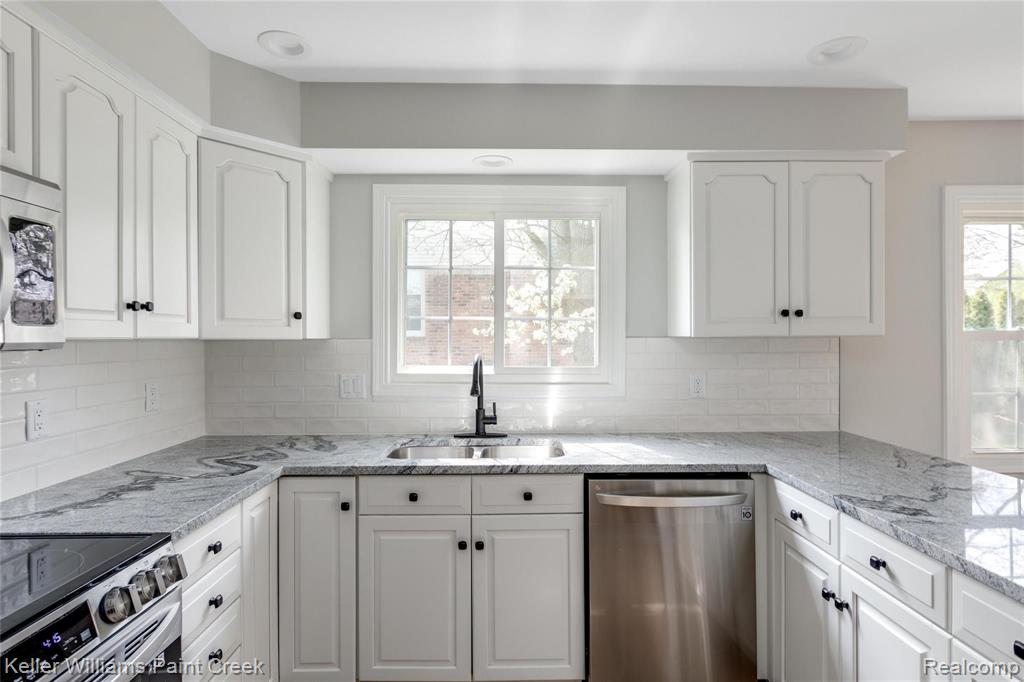 332 Lake Forest Road Rochester Hills, MI 48309 - Photo 20 of 48