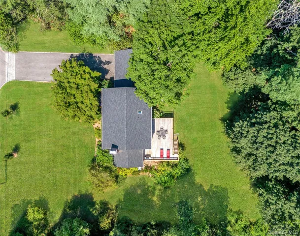 a view of a yard in front of house