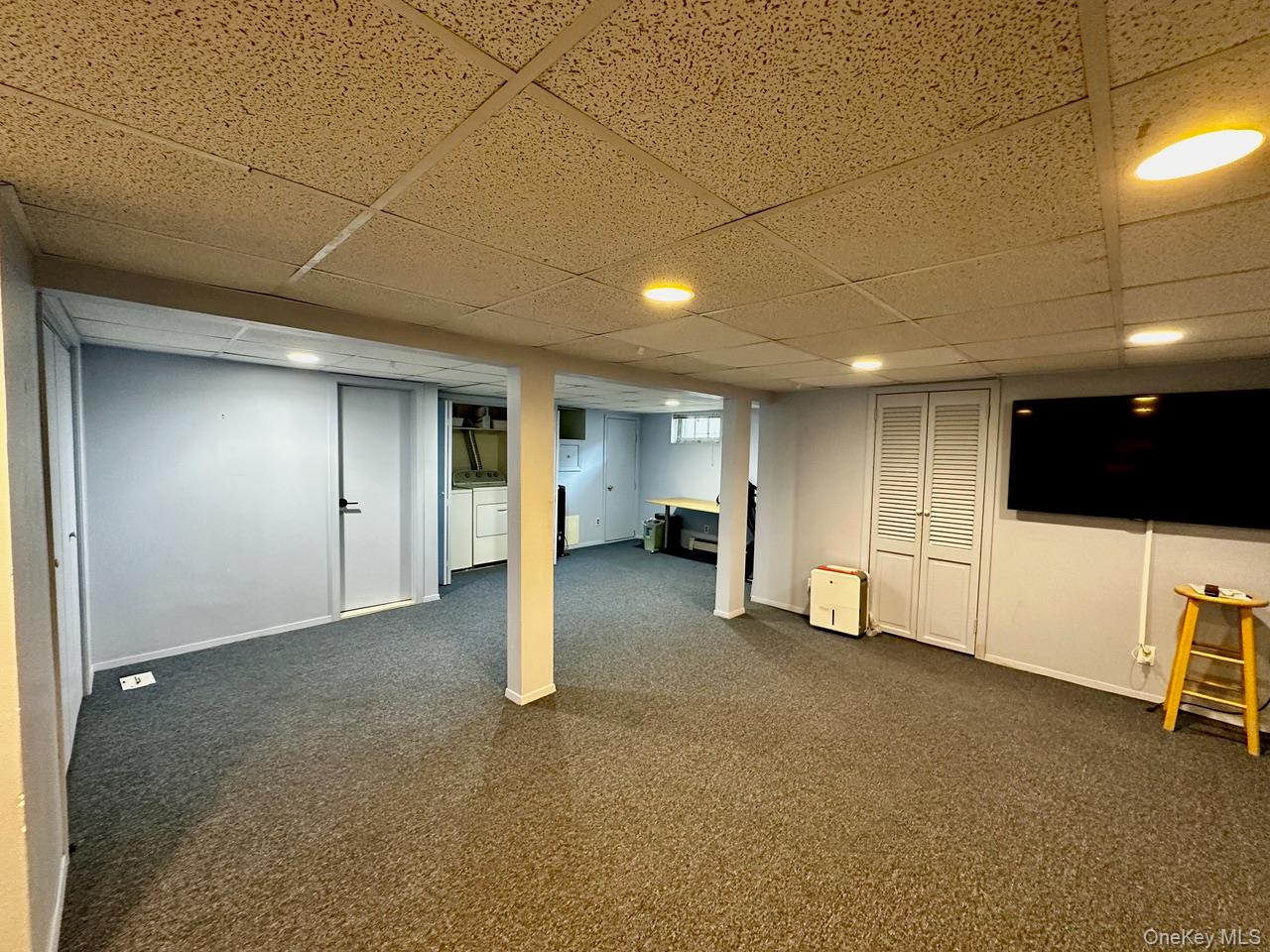 26 Canterbury Road Woodbury, NY 11797 - Photo 13 of 17 a view of a livingroom with kitchen
