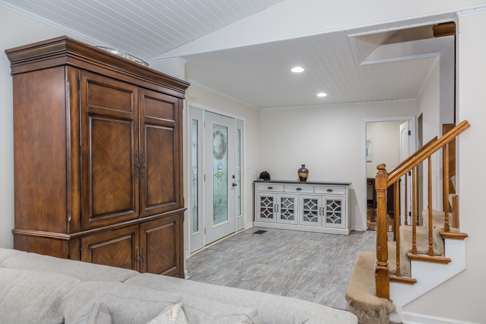 4N726 Klein Road West Chicago, IL 60185 - Photo 8 of 25 a view of a hallway to a bedroom