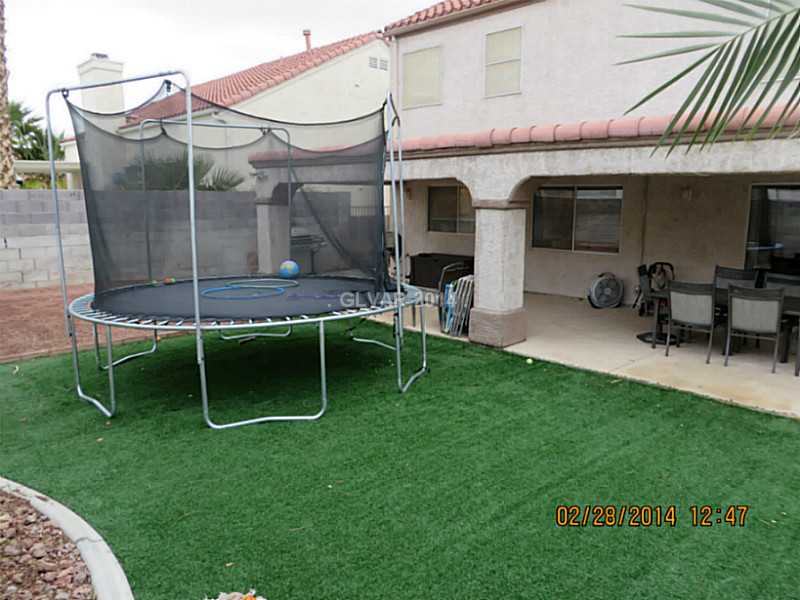 37 Bayridge Road Henderson, NV 89074 - Photo 3 of 17 Property Photo. Sinthetic grass / back yard