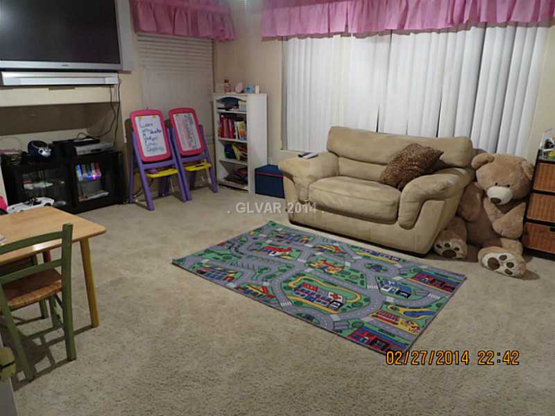 37 Bayridge Road Henderson, NV 89074 - Photo 6 of 17 Property Photo. living room