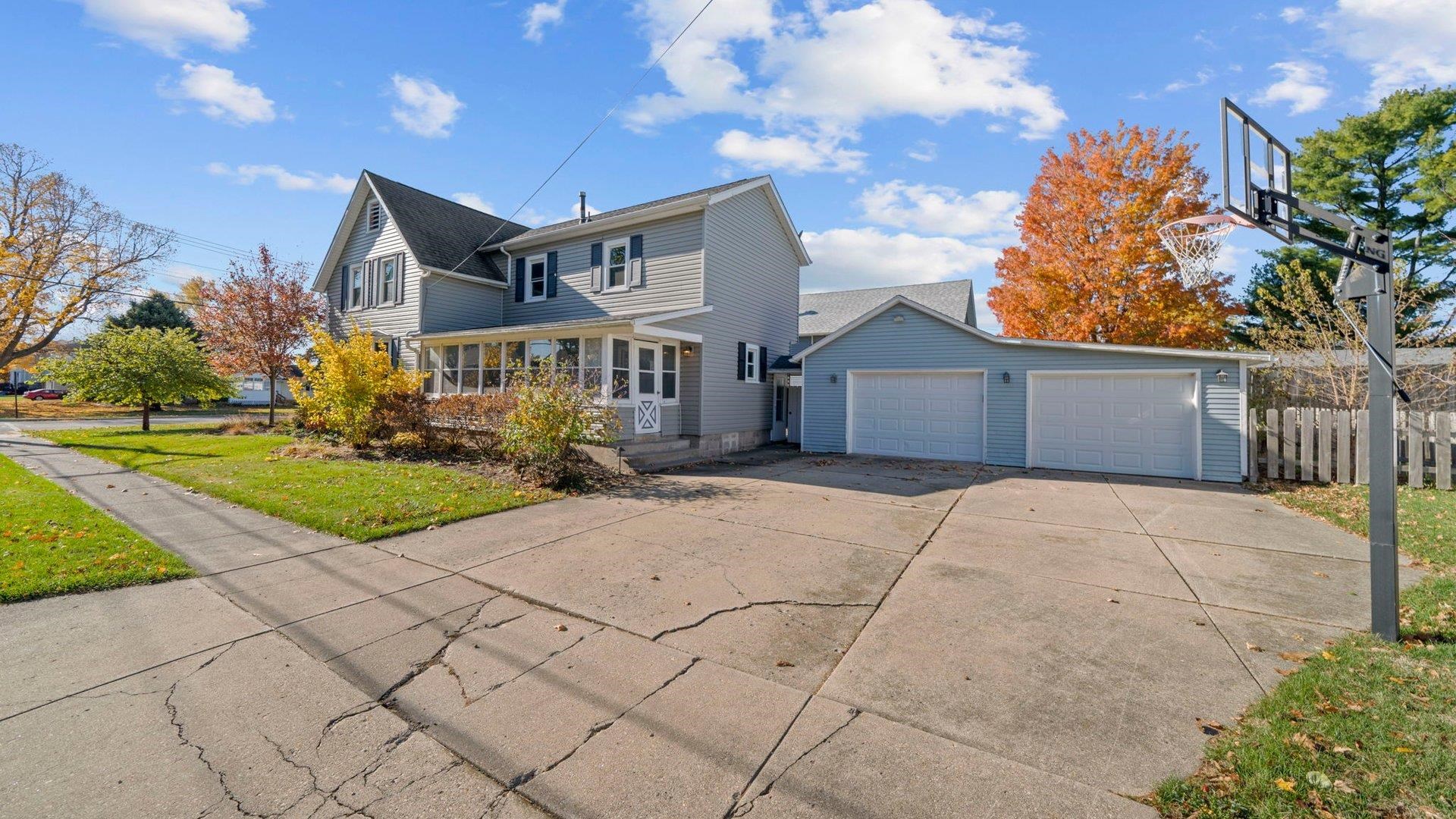 401 West 3rd Street Byron, IL 61010 - Photo 36 of 43 a front view of a house with garden