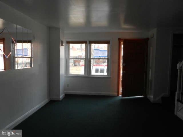 325 Leeanne Road Baltimore, MD 21221 - Photo 5 of 22 Living Room