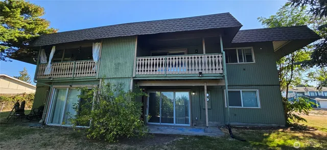 a view of a house with a yard
