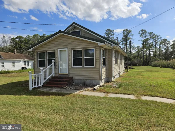 a view of a house with backyard