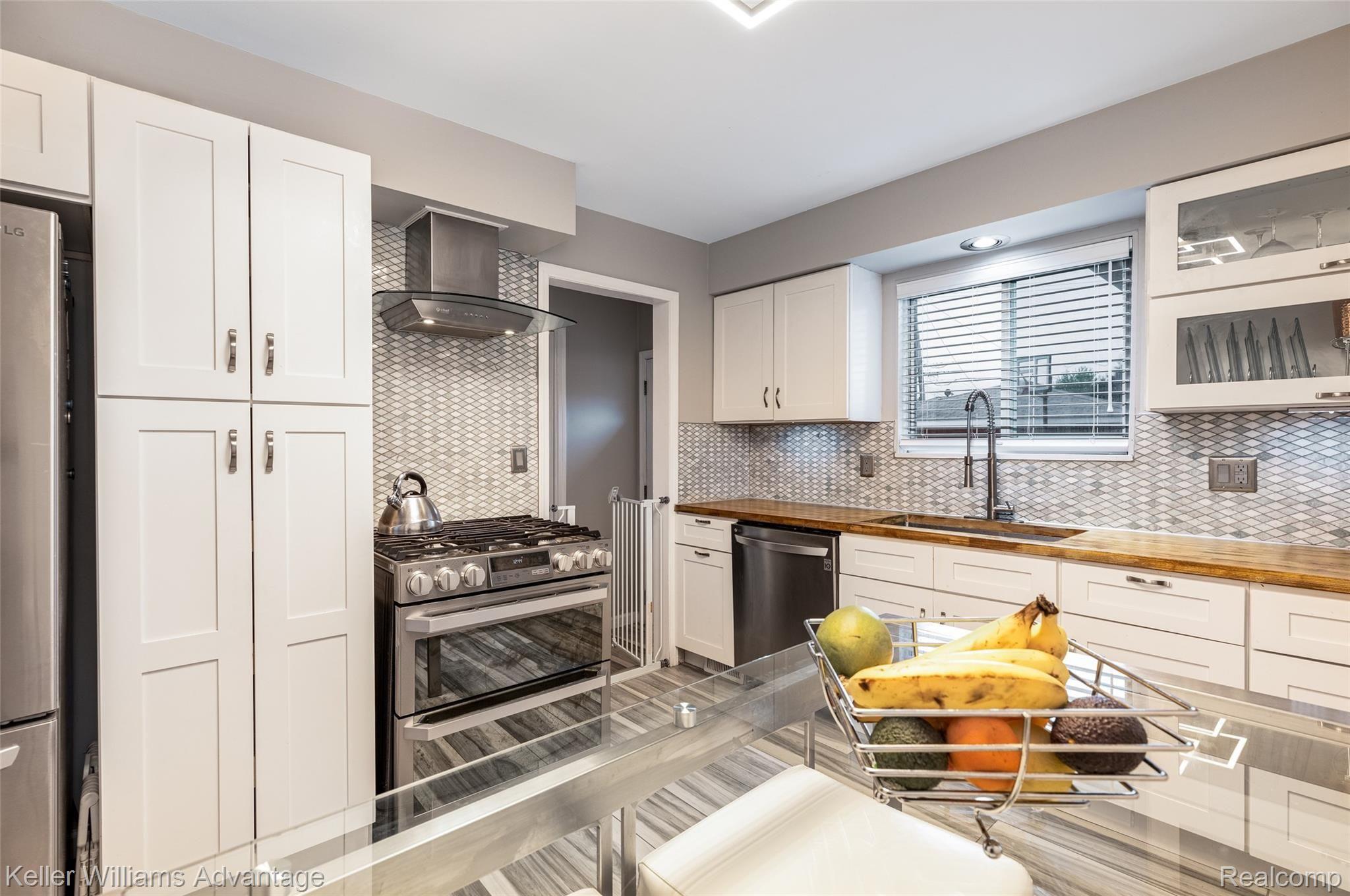 19085 Mott Avenue Eastpointe, MI 48021 - Photo 12 of 26 Perfect kitchen for stainless appliances, Dishwasher to stay