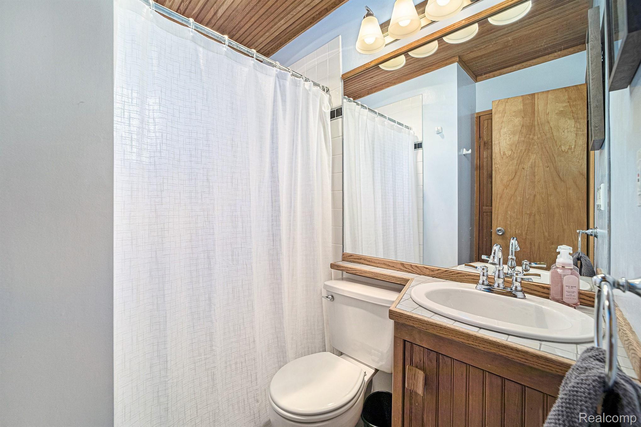 3627 Normandy Road Royal Oak, MI 48073 - Photo 16 of 29 017A7567.jpg