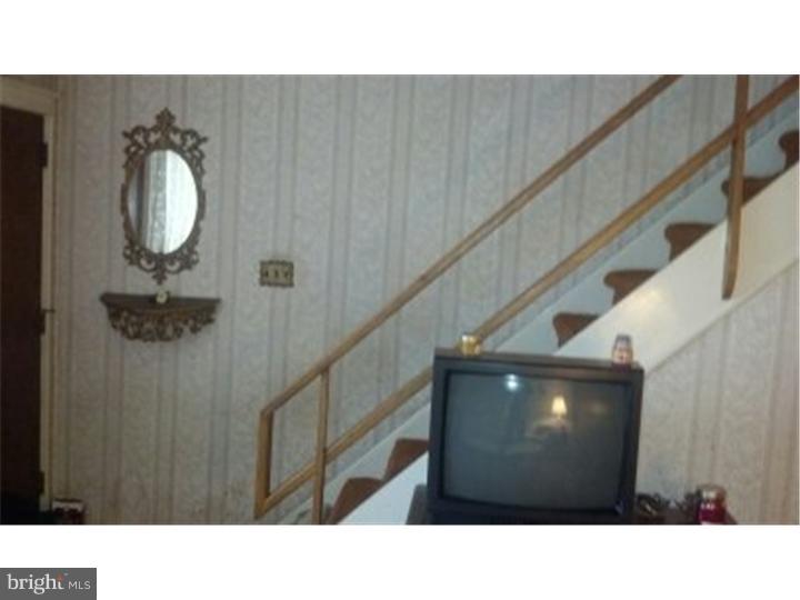 12208 Rambler Road Philadelphia, PA 19154 - Photo 4 of 25 Living Room