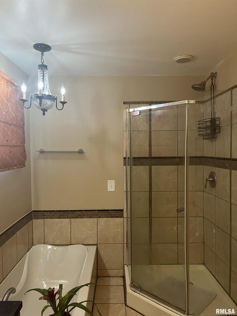 328 East Prospect Street Kewanee, IL 61443 - Photo 28 of 41 a bathroom with a bathtub and shower