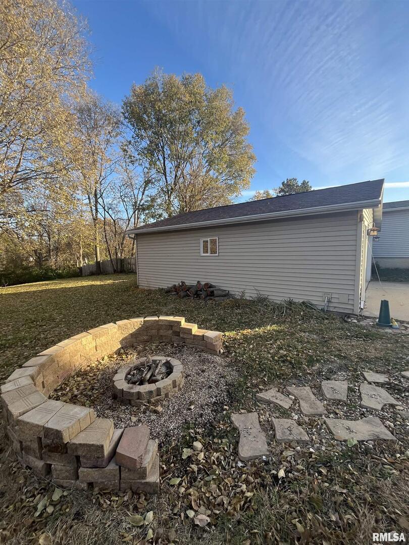 328 East Prospect Street Kewanee, IL 61443 - Photo 34 of 41 a backyard of a house with lots of green space