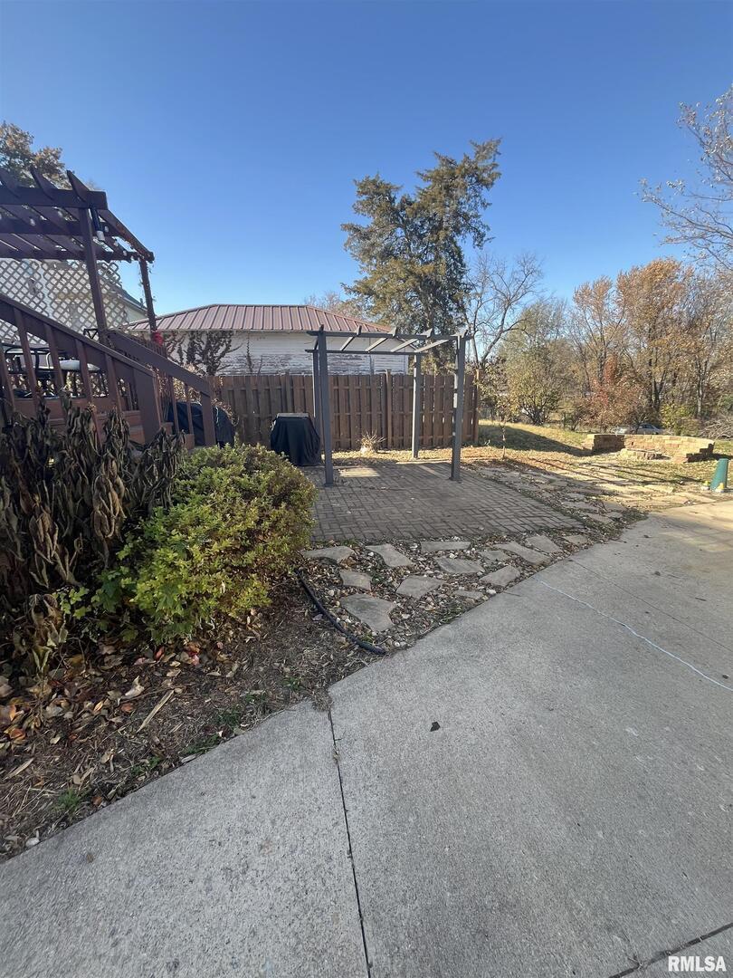 328 East Prospect Street Kewanee, IL 61443 - Photo 36 of 41 a view of a backyard with large trees