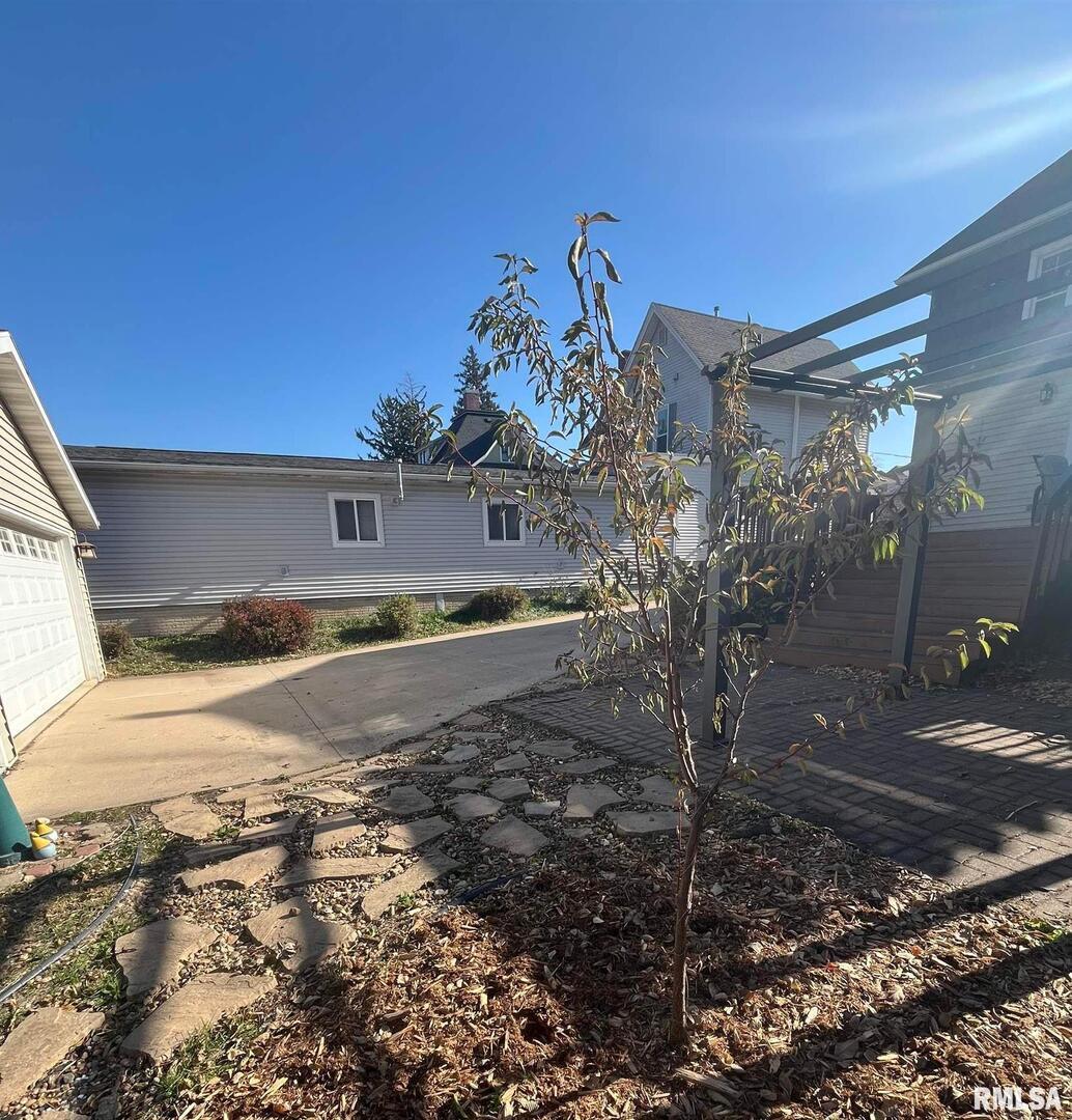 328 East Prospect Street Kewanee, IL 61443 - Photo 38 of 41 a view of a house with a yard