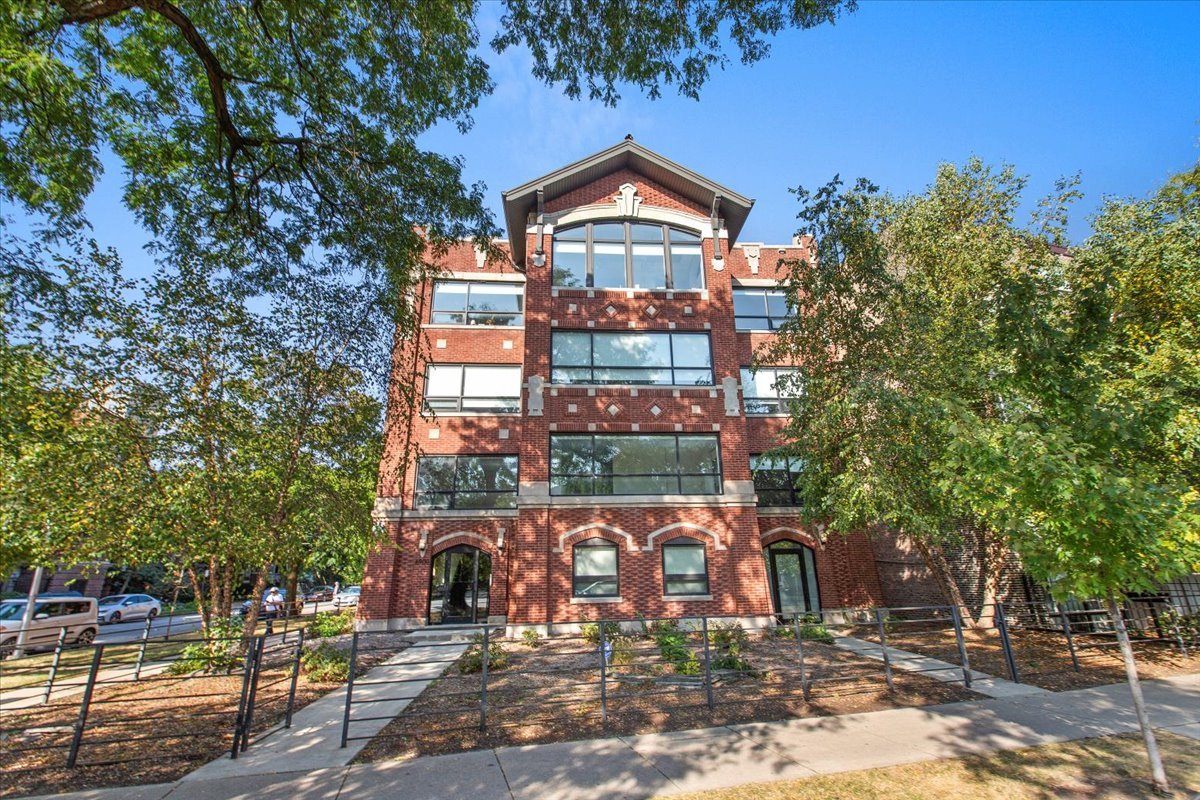 6900 North Sheridan Road, Unit 3E Chicago, IL 60626 - Photo 1 of 10 a front view of a building