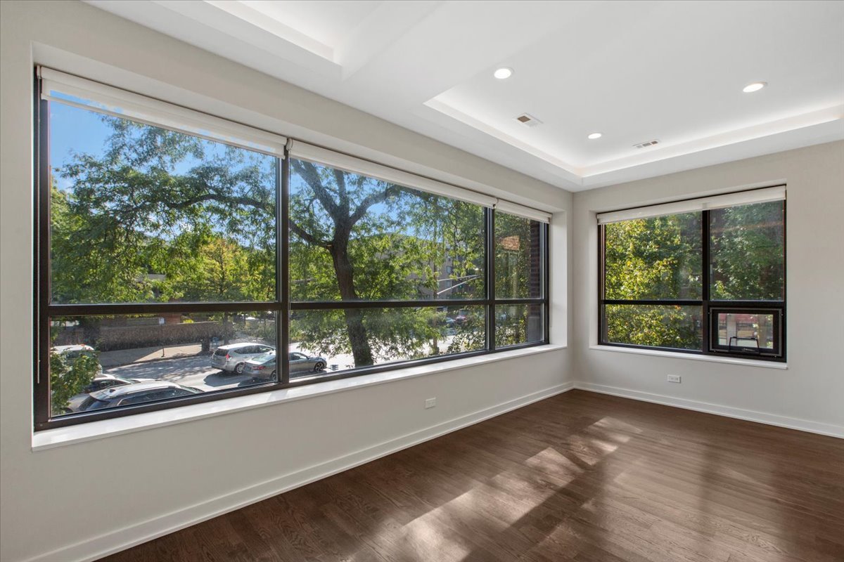 6900 North Sheridan Road, Unit 3E Chicago, IL 60626 - Photo 4 of 10 a view of a room with a large window