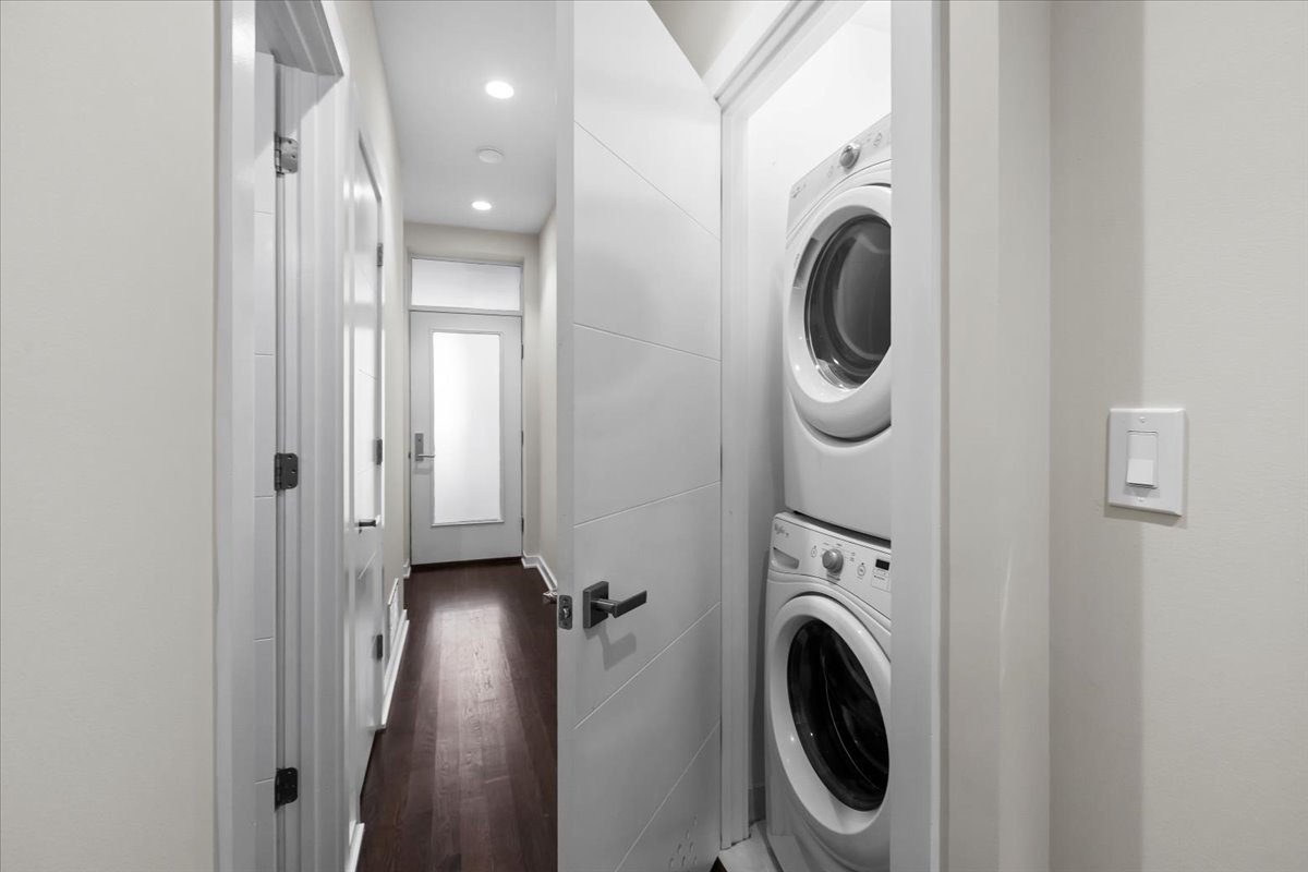 6900 North Sheridan Road, Unit 3E Chicago, IL 60626 - Photo 8 of 10 a view of a hallway with washer and dryer