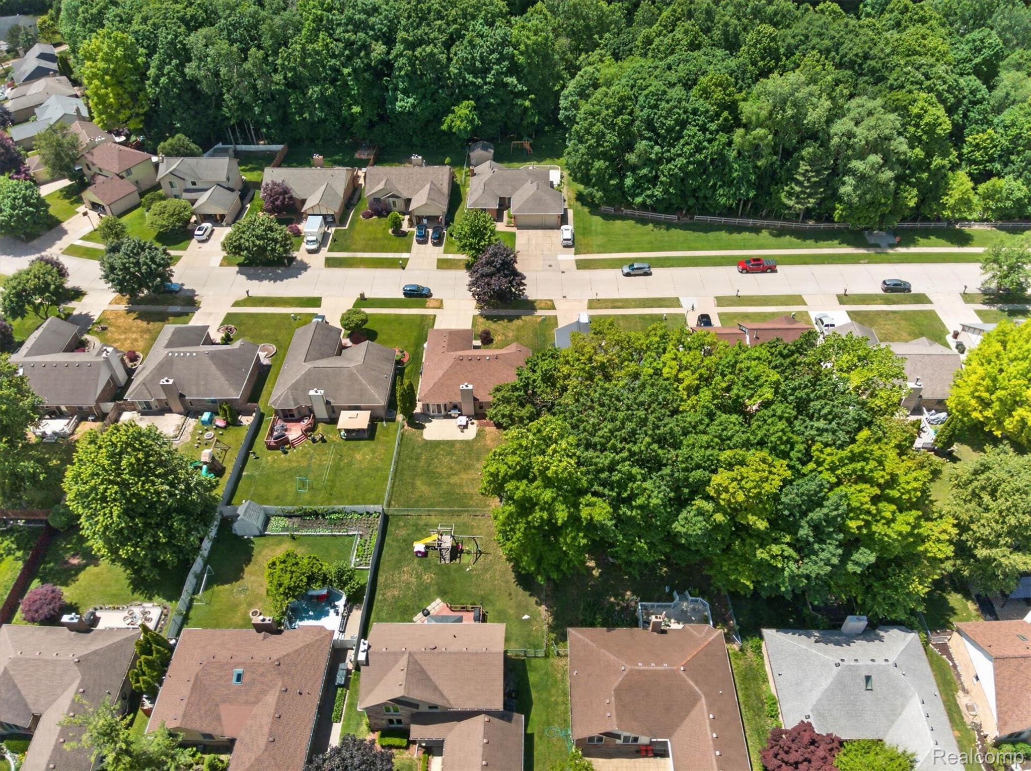 46362 Springhill Drive Utica, MI 48317 - Photo 49 of 59 Aerial perspective showcasing a residential neighborhood with numerous detached homes, mature trees, and paved streets