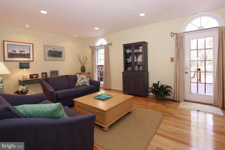 11793 Great Owl Circle Reston, VA 20194 - Photo 18 of 28 Living Room