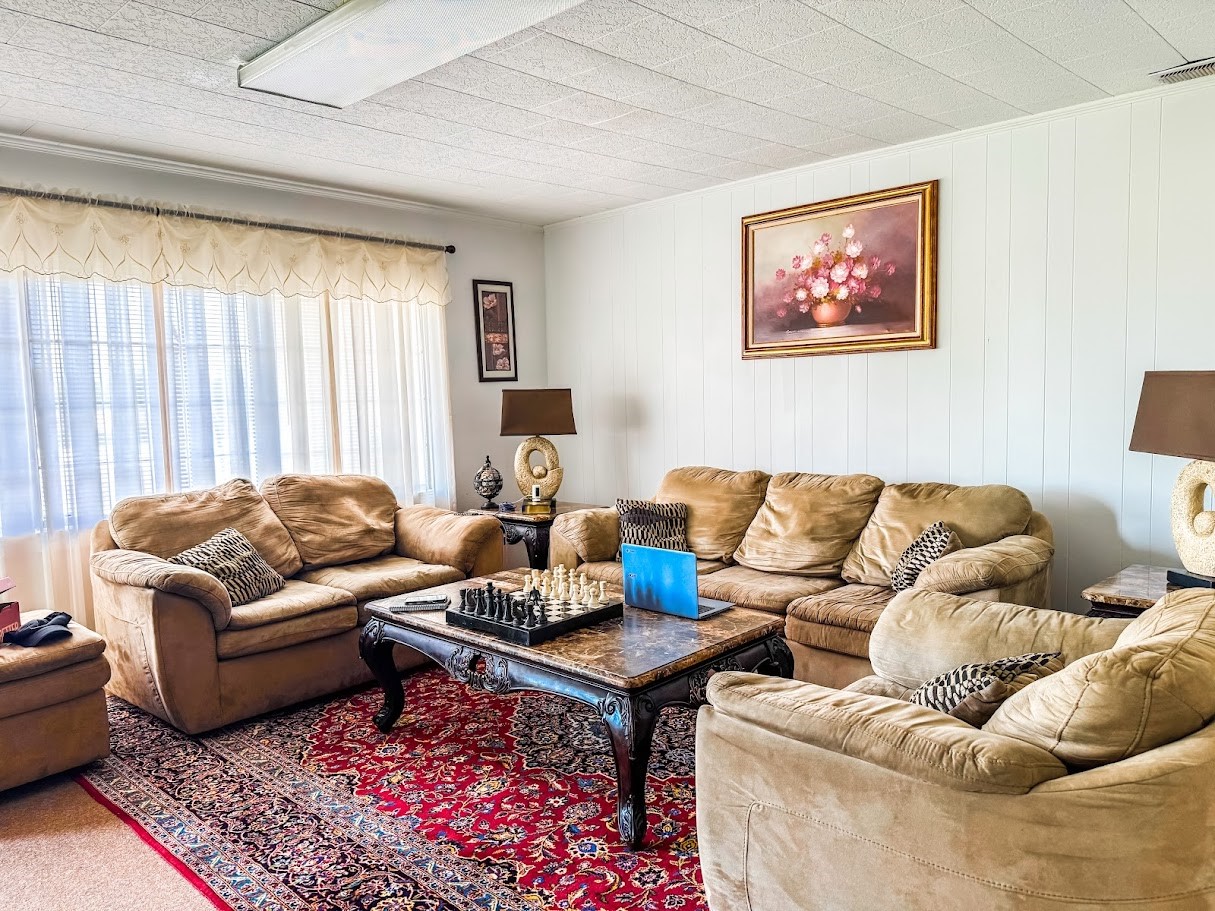 552 East Commerce Street Fairfield, TX 75840 - Photo 4 of 20 a living room with furniture a rug and a window
