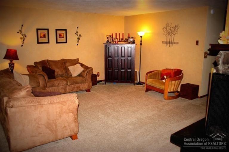 20284 Murphy Road Bend, OR 97702 - Photo 7 of 22 The large living room can accommodate pl