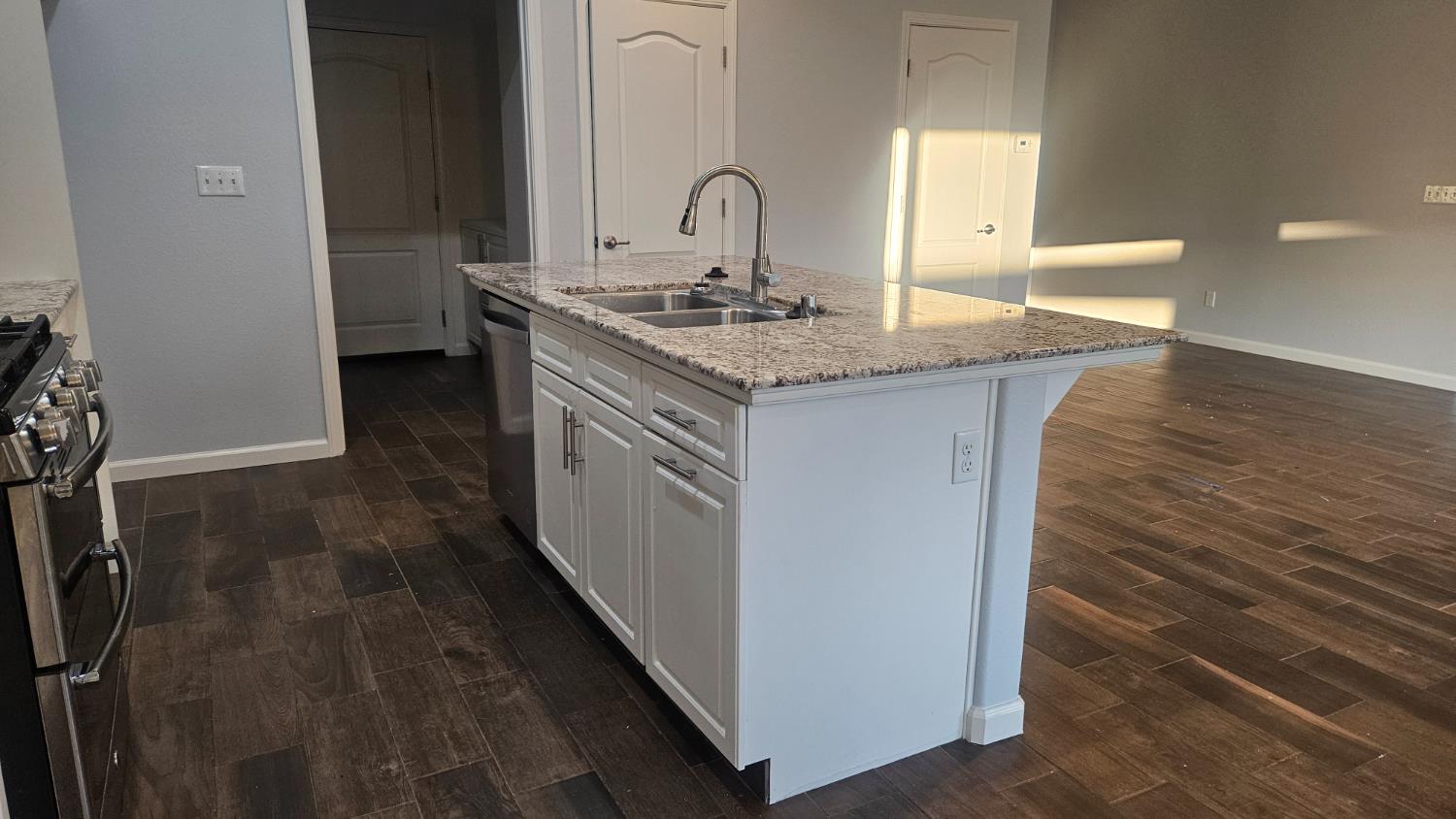 3351 Cordova Avenue Clovis, CA 93619 - Photo 28 of 33 a bathroom with a sink and a mirror