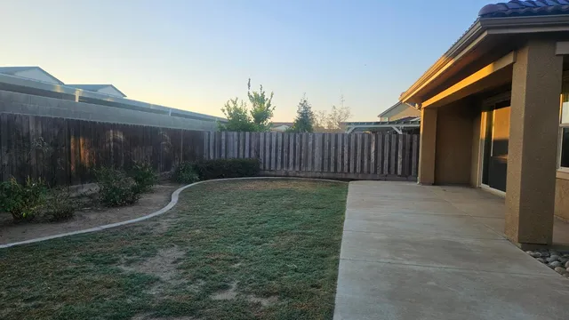 a view of a house with backyard