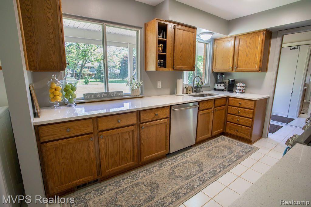 1596 Kingsmere Circle Rochester, MI 48309 - Photo 4 of 24 Gallery Image 4