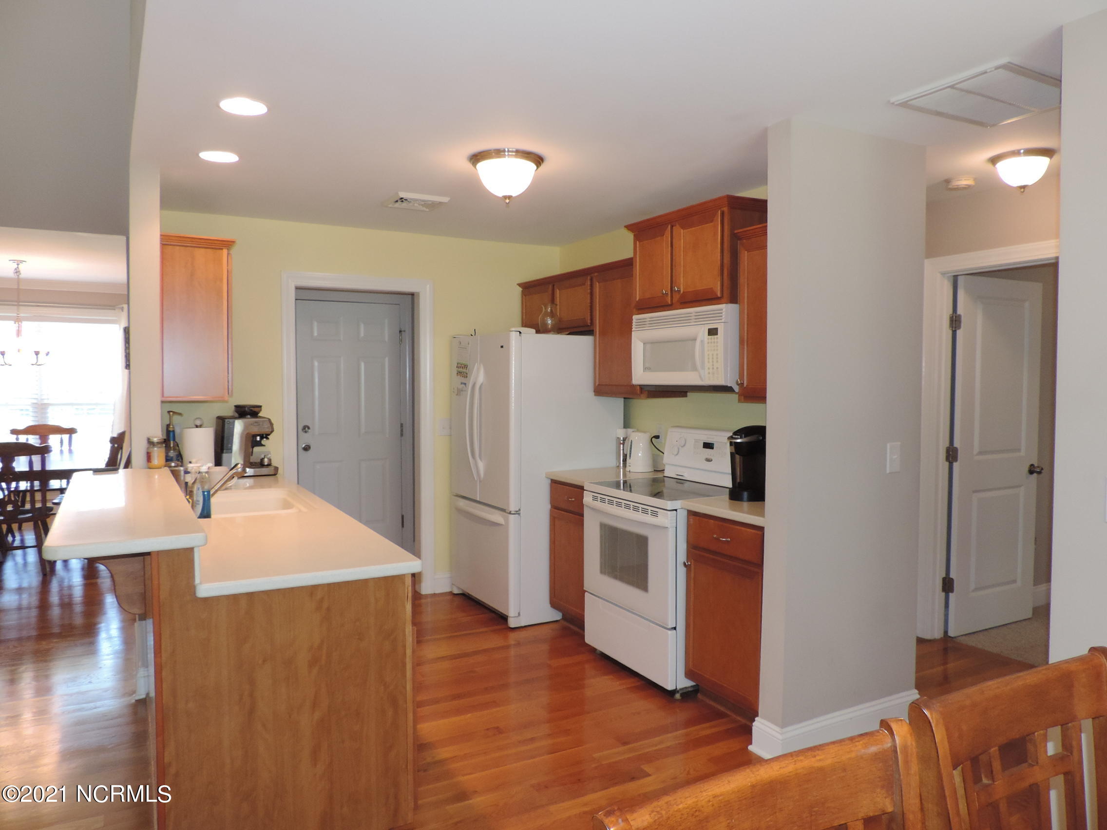 138 Pine Cove Road New Bern, NC 28562 - Photo 12 of 26 kitchen w/bar counter