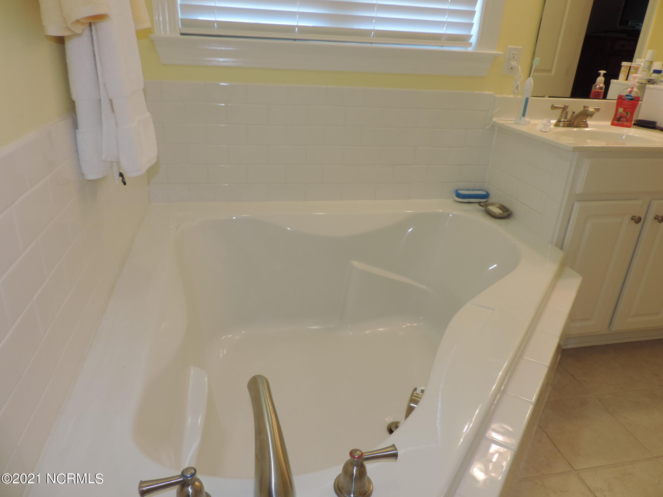 138 Pine Cove Road New Bern, NC 28562 - Photo 19 of 26 garden tub in master bathroom