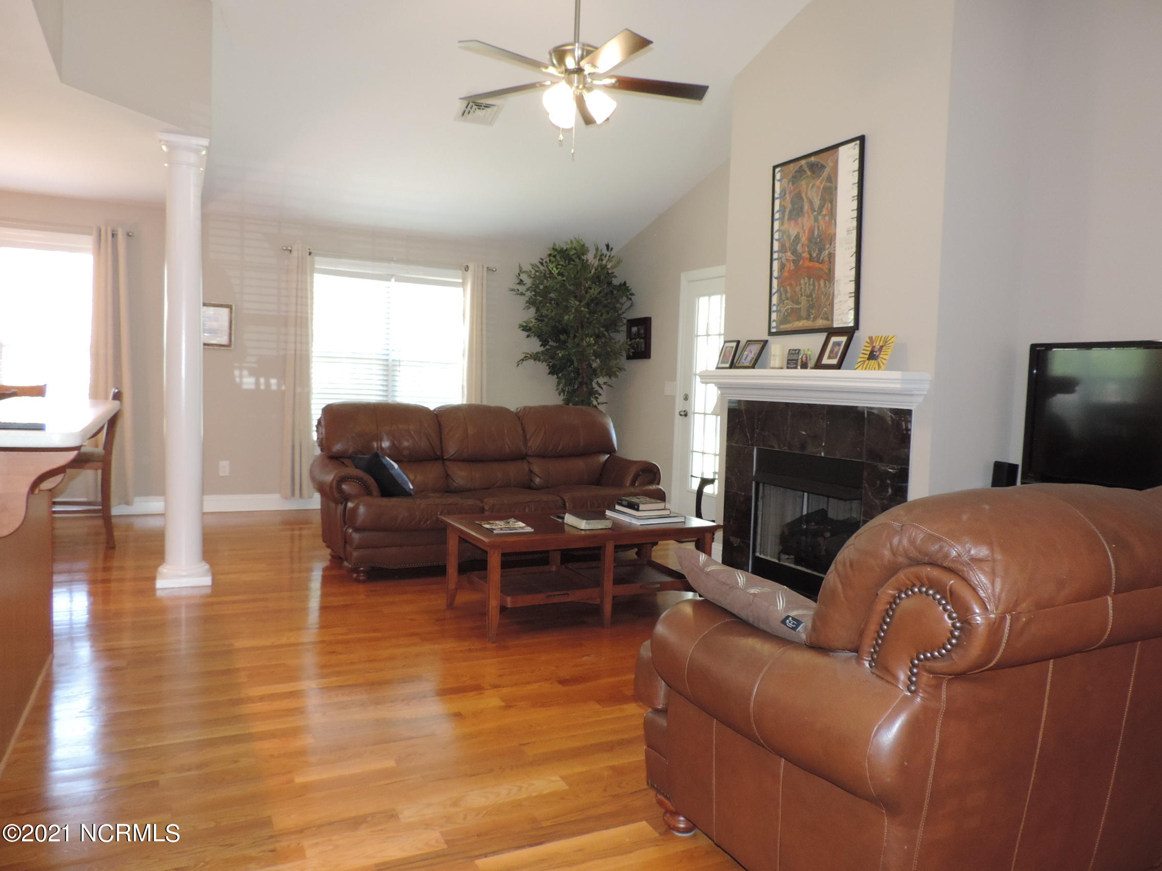 138 Pine Cove Road New Bern, NC 28562 - Photo 9 of 26 living room w/cathedral ceiling