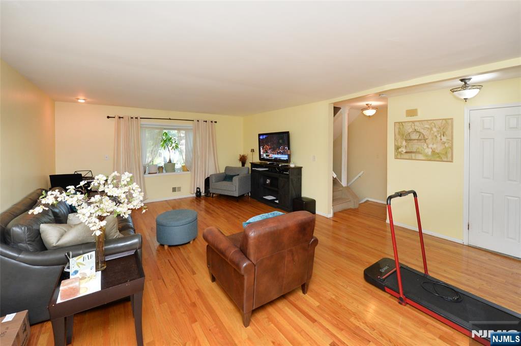 85 B Primrose Lane, Unit 85B Paramus, NJ 07652 - Photo 5 of 16