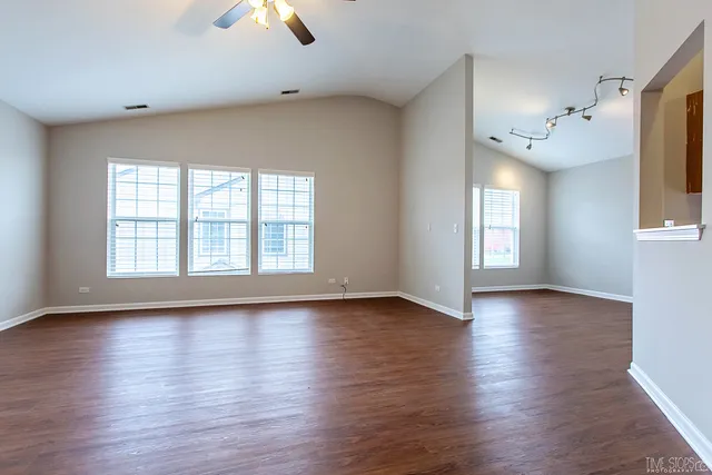 $2,450 | 3321 Bromley Lane, Aurora, IL 60502