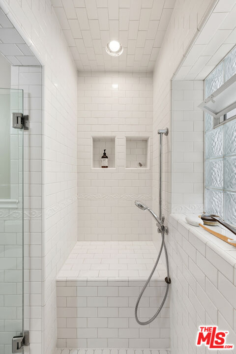 804 Hillcrest Street El Segundo, CA 90245 - Photo 13 of 34 a bathroom with a shower and a bathtub