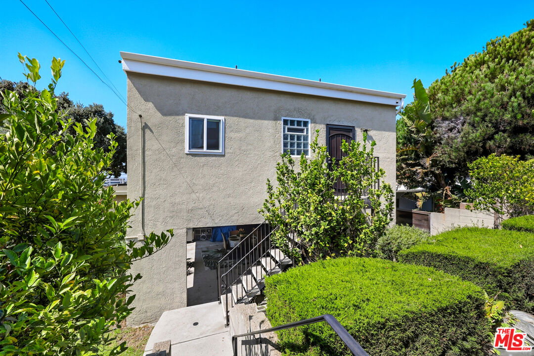 804 Hillcrest Street El Segundo, CA 90245 - Photo 25 of 34 a house that has a lot of plants in it