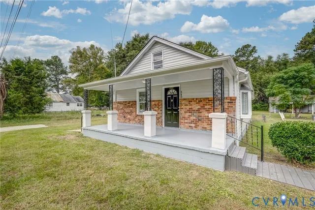 a view of house with a outdoor space
