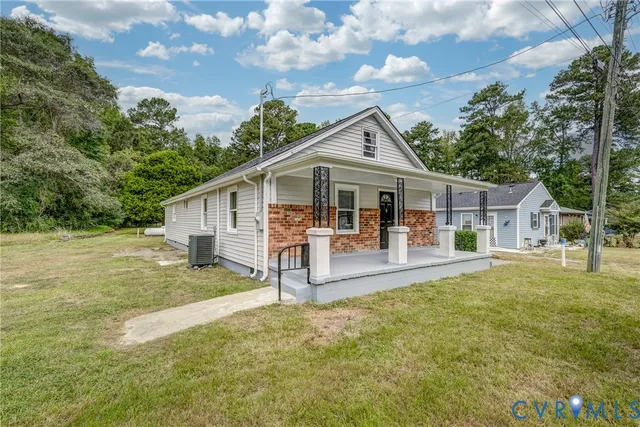 a view of a house with a yard