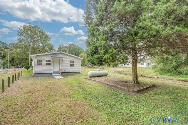 a view of a house with a yard