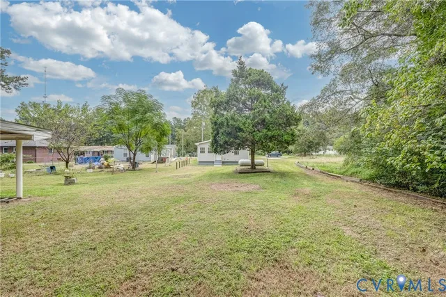 a view of a house with backyard